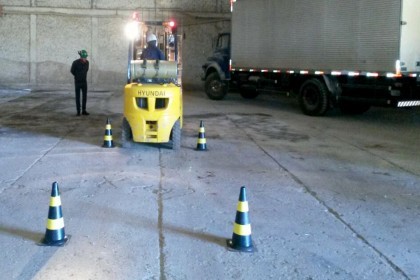 Colaboradores participam de treinamento de operador de empilhadeira