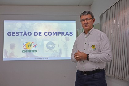 Colaboradores participam de treinamento sobre gestão de compras
