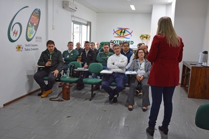 Colaboradores participam de treinamento sobre gestão de compras