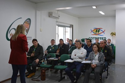 Colaboradores participam de treinamento sobre gestão de compras