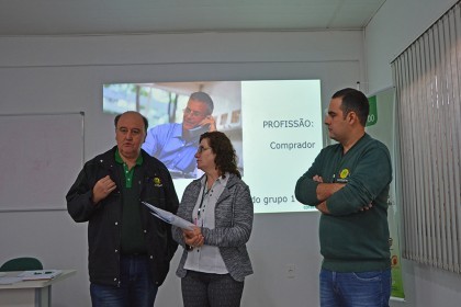 Colaboradores participam de treinamento sobre gestão de compras