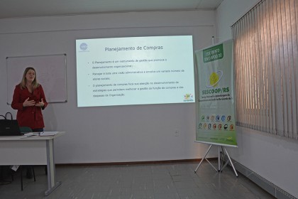 Colaboradores participam de treinamento sobre gestão de compras