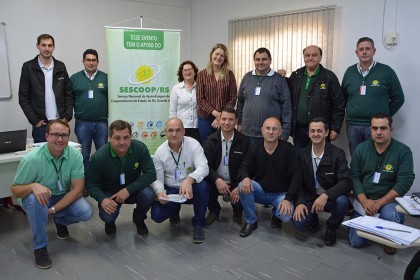 Colaboradores participam de treinamento sobre gestão de compras