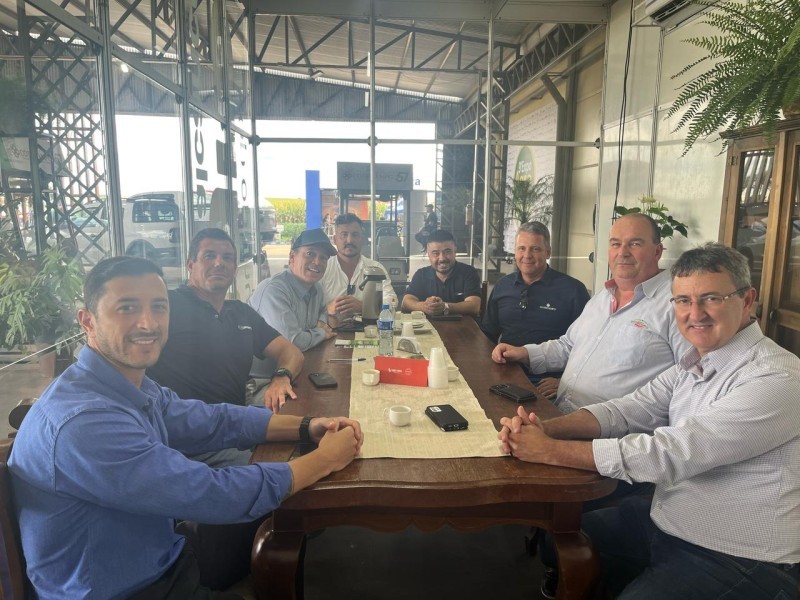 Comitiva da Cotrifred visita Expoagro Cotricampo