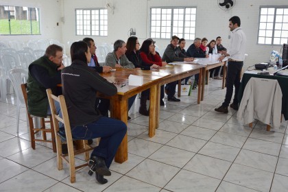 Confinação de gado de leite reúne produtores da cooperativa