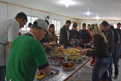 Confinação de gado de leite reúne produtores da cooperativa