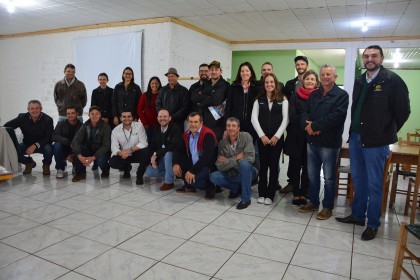 Confinação de gado de leite reúne produtores da cooperativa