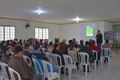 Confinação de gado de leite reúne produtores da cooperativa