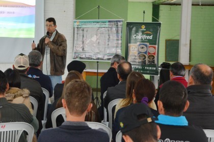 Confinação de gado de leite reúne produtores da cooperativa