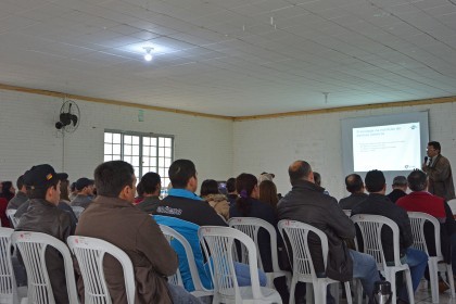 Confinação de gado de leite reúne produtores da cooperativa