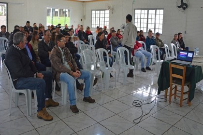 Confinação de gado de leite reúne produtores da cooperativa