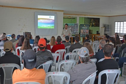 Confinação de gado de leite reúne produtores da cooperativa