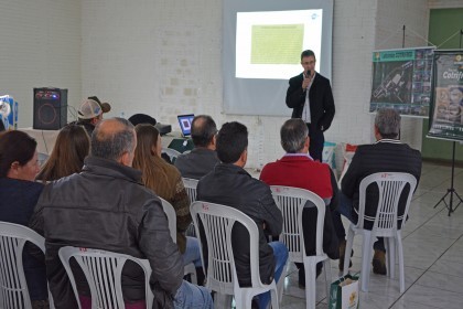 Confinação de gado de leite reúne produtores da cooperativa