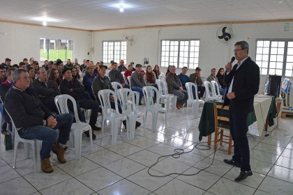 Confinação de gado de leite reúne produtores da cooperativa