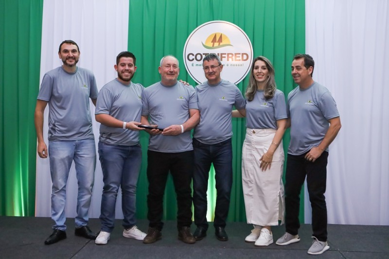 Cotrifred 67 anos: Funcionários com mais tempo de casa são homenageados