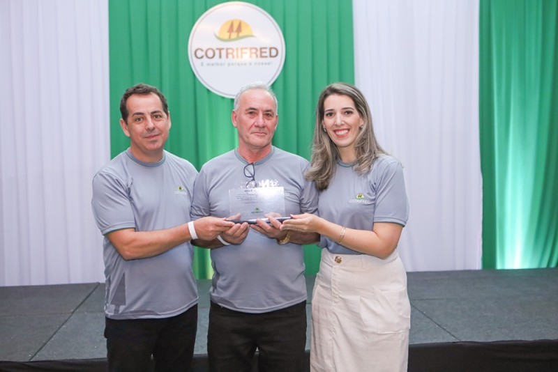 Cotrifred 67 anos: Funcionários com mais tempo de casa são homenageados