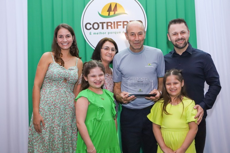 Cotrifred 67 anos: Funcionários com mais tempo de casa são homenageados