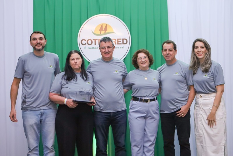 Cotrifred 67 anos: Funcionários com mais tempo de casa são homenageados