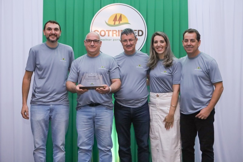 Cotrifred 67 anos: Funcionários com mais tempo de casa são homenageados