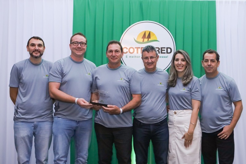 Cotrifred 67 anos: Funcionários com mais tempo de casa são homenageados