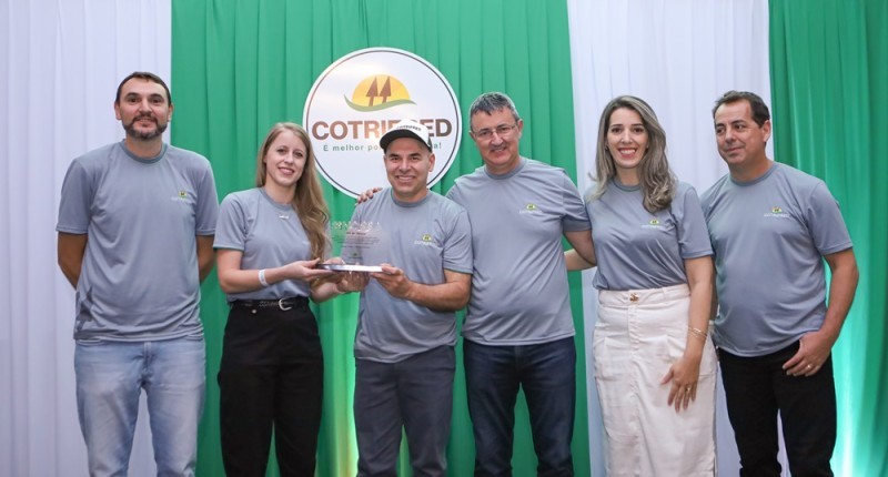 Cotrifred 67 anos: Funcionários com mais tempo de casa são homenageados