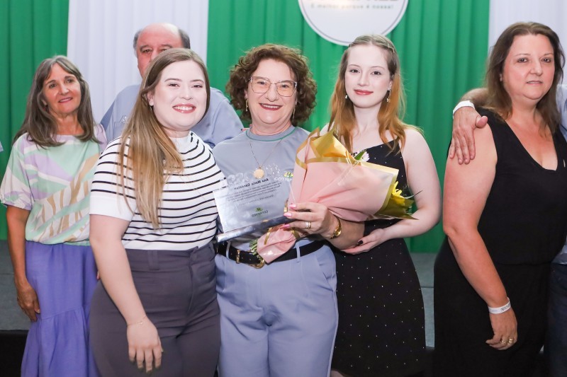 Cotrifred 67 anos: Funcionários com mais tempo de casa são homenageados