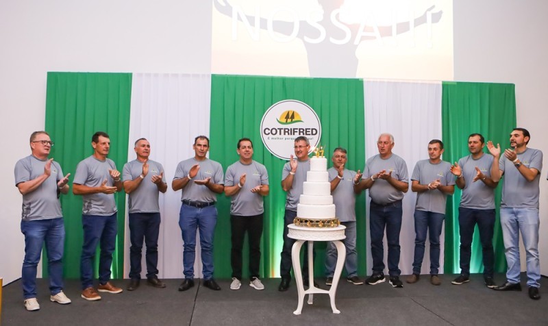 Cotrifred 67 anos: Funcionários com mais tempo de casa são homenageados