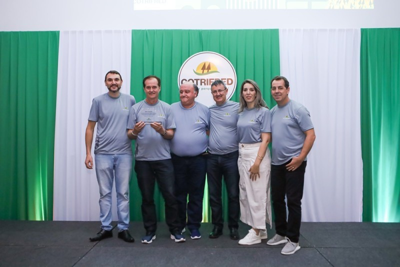 Cotrifred 67 anos: Funcionários com mais tempo de casa são homenageados