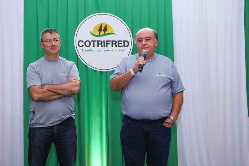 Cotrifred 67 anos: Funcionários com mais tempo de casa são homenageados