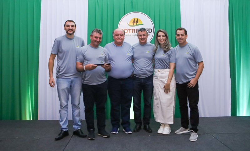 Cotrifred 67 anos: Funcionários com mais tempo de casa são homenageados