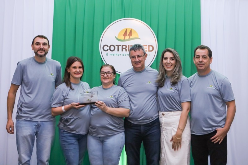 Cotrifred 67 anos: Funcionários com mais tempo de casa são homenageados