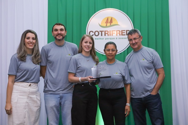 Cotrifred 67 anos: Funcionários com mais tempo de casa são homenageados