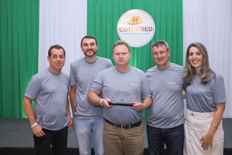 Cotrifred 67 anos: Funcionários com mais tempo de casa são homenageados