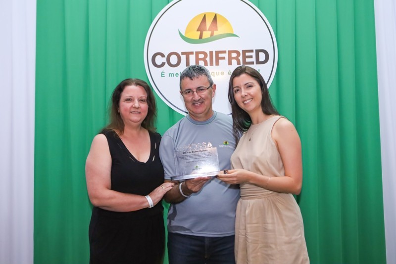 Cotrifred 67 anos: Funcionários com mais tempo de casa são homenageados