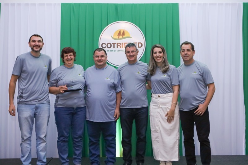 Cotrifred 67 anos: Funcionários com mais tempo de casa são homenageados