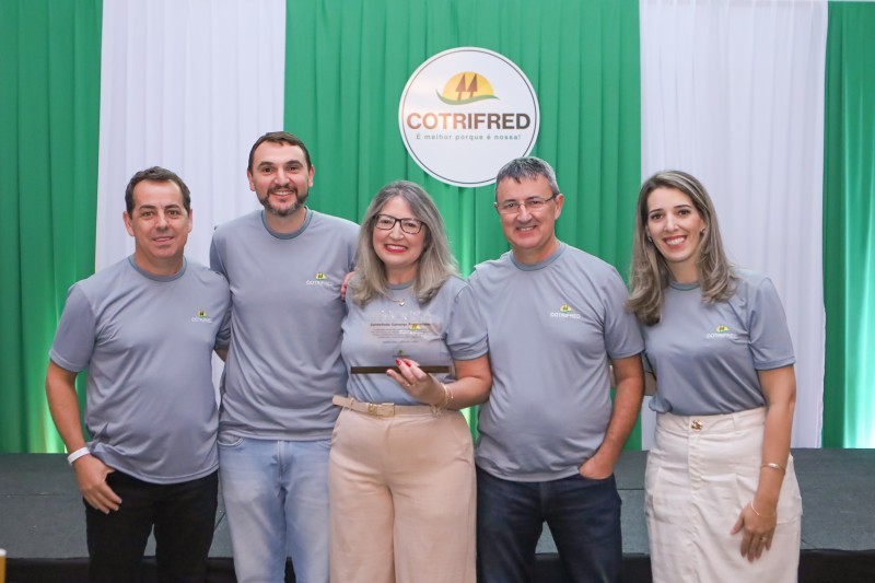 Cotrifred 67 anos: Funcionários com mais tempo de casa são homenageados