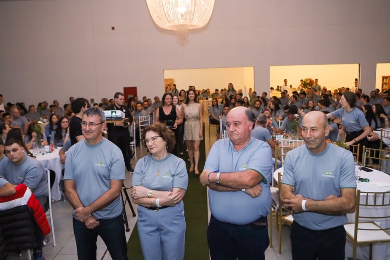 Cotrifred 67 anos: Funcionários com mais tempo de casa são homenageados