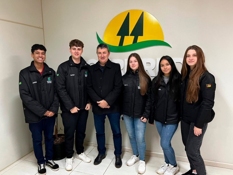 Cotrifred apoia alunos do IFFar em atividade prática de Administração