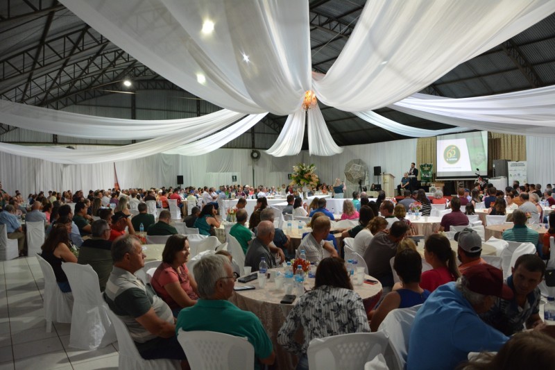 Cotrifred comemora 65 anos com jantares e homenagens aos associados