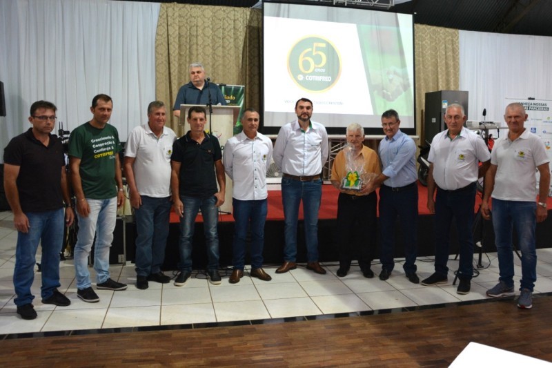 Cotrifred comemora 65 anos e homenageia associados