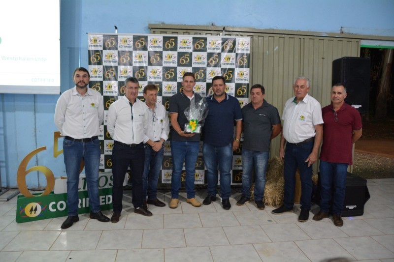 Cotrifred comemora 65 anos e homenageia associados