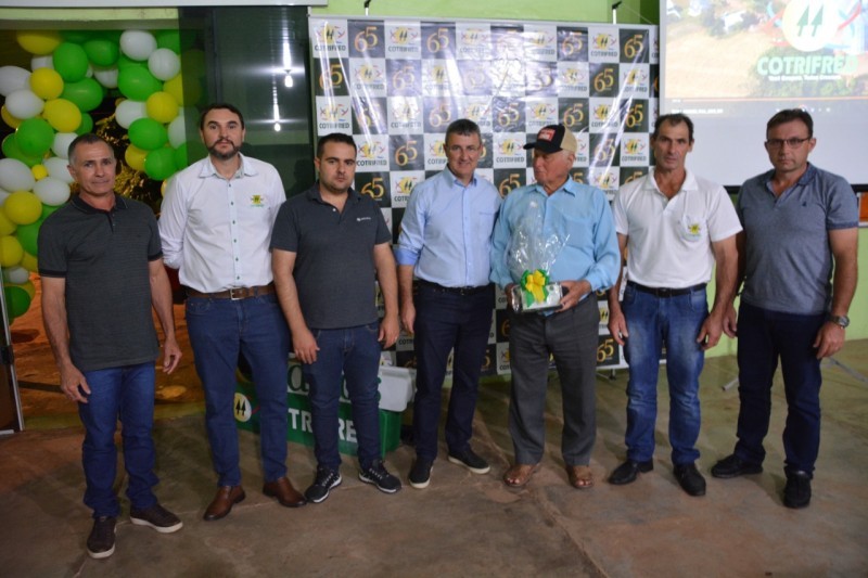 Cotrifred comemora 65 anos e homenageia associados