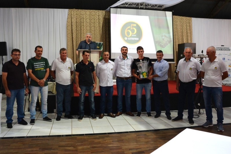 Cotrifred comemora 65 anos e homenageia associados