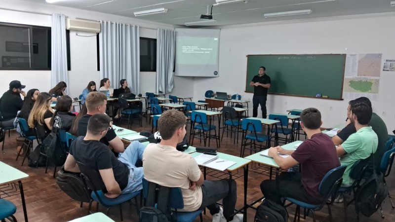 Cotrifred participa de aula do 5º semestre de Agronomia da URI