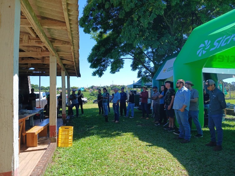 Cotrifred participa de dia de campo sobre drones de pulverização