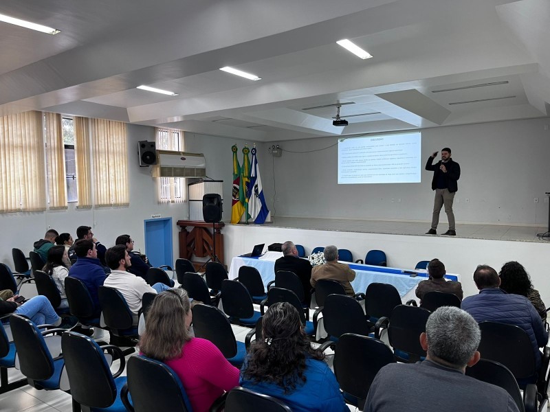 Cotrifred participa de palestra e roda de conversa sobre a pecuária leiteira na FACIPAL 2026