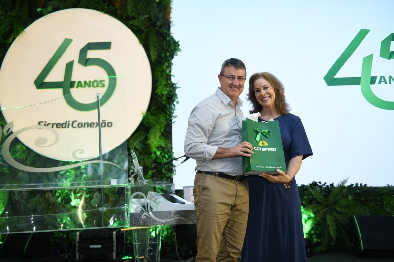 Cotrifred prestigia celebração dos 45 anos da Sicredi Conexão