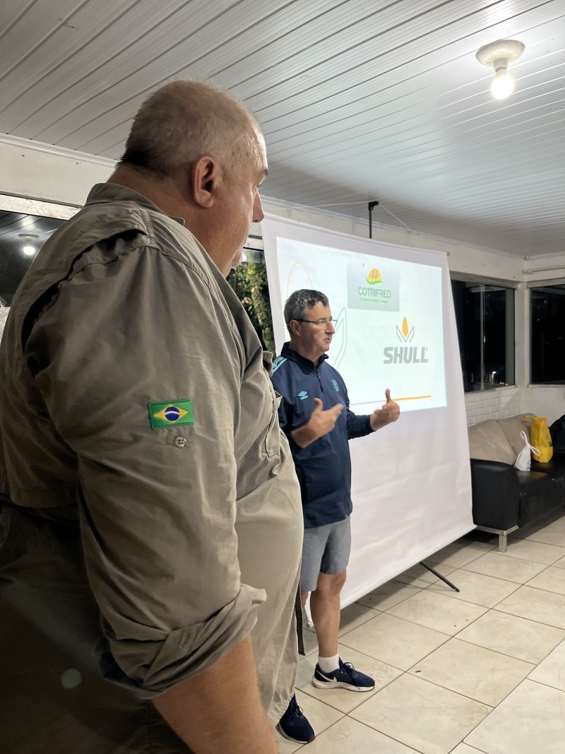 Cotrifred promove alinhamento técnico com foco no portfólio de milho