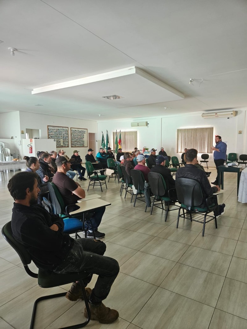 Cotrifred promove curso sobre uso de produtos hormonais para produtores rurais