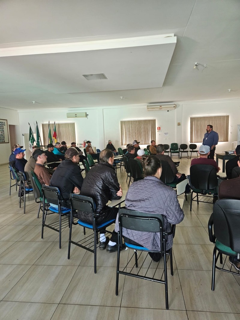 Cotrifred promove curso sobre uso de produtos hormonais para produtores rurais